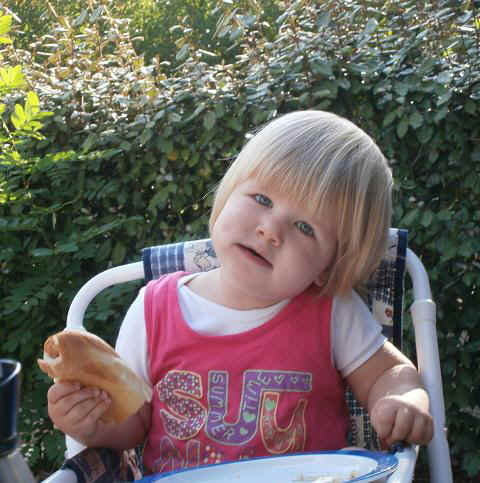 2011-08-anna.jpg (74088 bytes)
